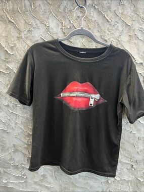 Black Tee with Red Zipper Lips Graphic L 23” Streetwear